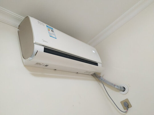 美的(Midea) 新一级 纤白 大1.5匹 智能家电 变频冷暖 壁挂式空调挂机 舒适无风感 以旧换新 KFR-35GW/N8MWA1