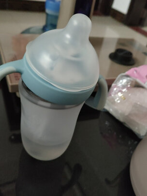 其他特色:已经 买了3个了,很喜欢一直给宝宝买的这款奶瓶,外观好看