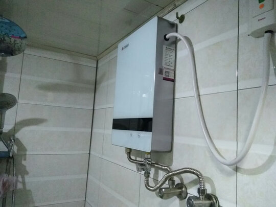 志高即热式电热水器|「用后真实感受」志高和美的电热水器哪个好？参数对比区别大不大