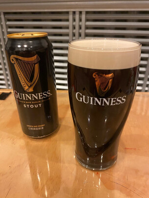 健力士黑啤酒的塑料球