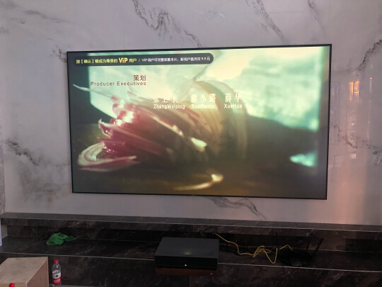 %title插图%num 峰米 激光电视4K Cinema Pro家庭影院投影仪家用投影机(含100英寸菲涅尔硬屏 2400ANSI流明 4K高清 超短焦)
