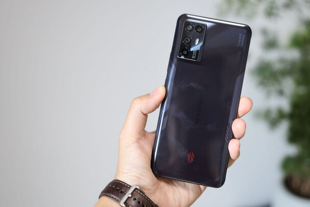 %title插图%num 努比亚 nubia 腾讯红魔6R游戏手机 8GB+128GB幻影黑144Hz屏幕刷新率 骁龙888双触控肩键 5G电竞手机