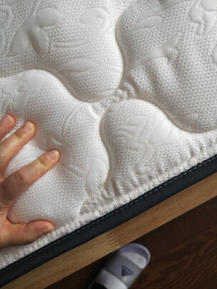 床垫|【电商快报】雅兰万豪尊享版床垫好不好？体验效果真心很差是吗？