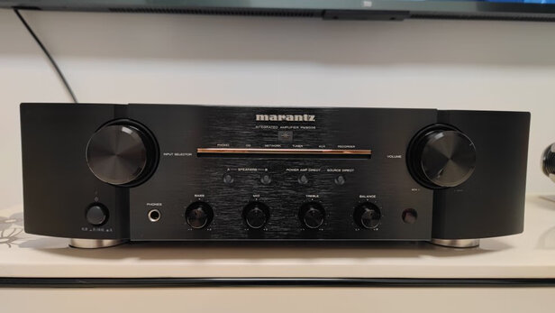 很有份量,机子很新,作工精致,今年六月生产的,听人介绍马兰士功放细腻