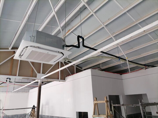 安装在配电室,制冷效果很好,空调售后服务很热情 .