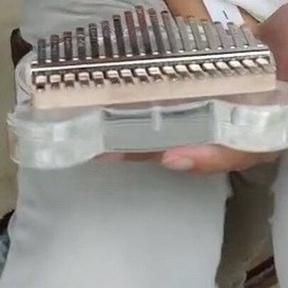 乐器卡林巴琴
