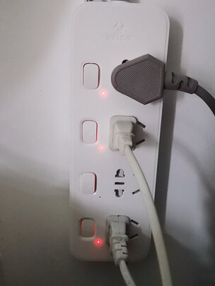 %title插图%num 鸿雁(HONYAR)ZDK301U-18 智能2口(5V2.4A)USB+3位1.8米插座 儿童保护门 插排插线板/拖接线板