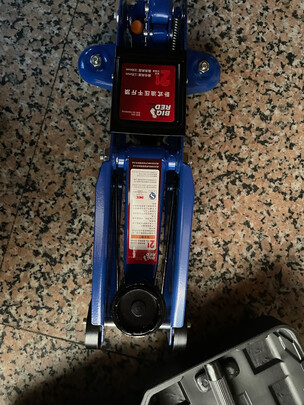 汽车液压千斤顶
