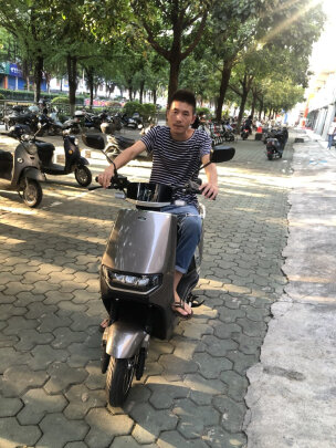 %title插图%num 雅迪电动车72V高速电摩冠能版莱特石墨烯铅酸电池大功率爬坡电瓶车成人 星际灰