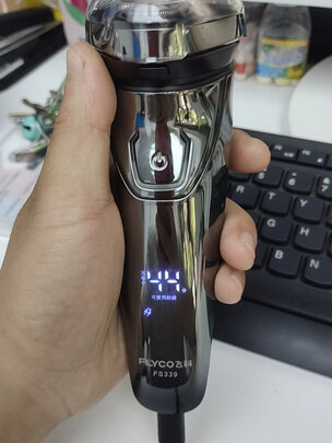 飞科(FLYCO) 男士电动剃须刀 全身水洗干湿双剃刮胡刀 1小时快充60分钟续航 FS339