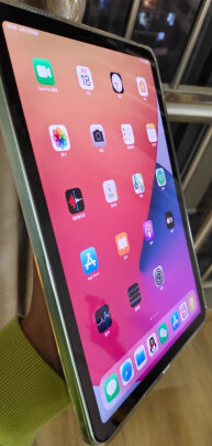 Apple iPad和荣耀平板V6有啥区别，哪个音效更加好？哪个轻薄精巧？