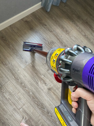 %title插图%num 戴森 DYSON V10 Absolute 家用手持无线吸尘器 大功率吸尘除螨 吸力强劲持久 长续航6吸头
