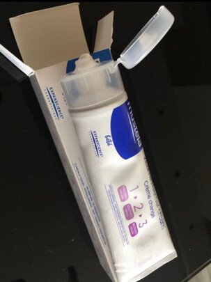 妙思乐护臀膏紫色和白色