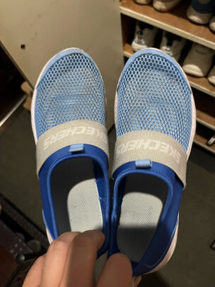 儿童运动鞋
