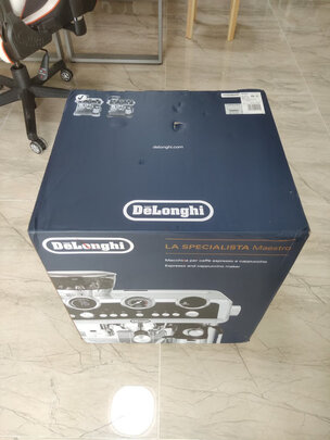 %title插图%num 德龙(Delonghi)咖啡机 骑士系列半自动咖啡机 意式家用 感应研磨 全自动奶泡系统 双LED显示 EC9665.M 银色