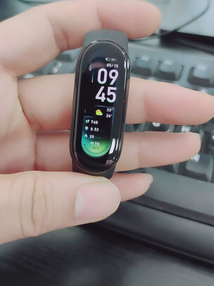 小米手环跟荣耀手环5 NFC版 陨石黑哪款好，操控哪款更加方便，哪个佩戴舒适？