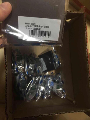 %title插图%num 松下( Panasonic)开关插座面板 一开双控开关面板 单开双控LED开关 悦宸系列86型WMWM512MYH 云碳灰色