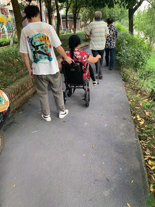 手动折叠轮椅