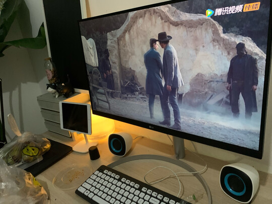 %title插图%num LG 27英寸 4K显示器 超高清 HDR400 IPS Type-C可60W反向充电 内置音箱 游戏 电脑显示器 适用PS5 27UL850 -W