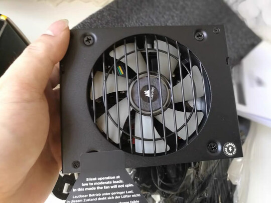 美商海盗船 (USCORSAIR) SF600 白金版 SFX电源 (80PLUS白金/全模组/风扇停转/七年质保)