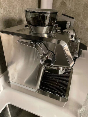 %title插图%num 德龙(Delonghi)咖啡机 骑士系列半自动咖啡机 感应研磨 智能压粉 泵压萃取 手动奶泡系统 EC9335.M 银色