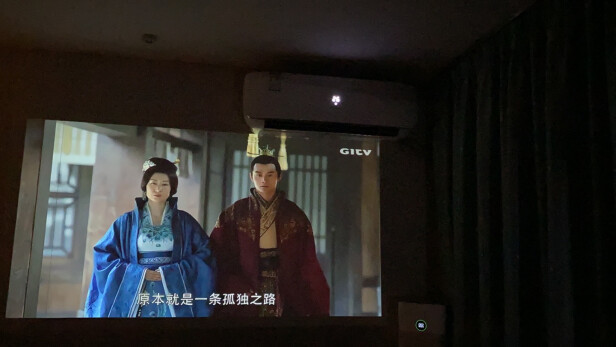 %title插图%num 极米(XGIMI)Play超悦版 投影仪家用 便携户外 音乐投影机(1080P 内置电池 哈曼卡顿音响 全自动梯形校正)