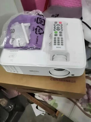 %title插图%num 明基(BenQ)E500S 智能投影仪 投影机 投影仪办公(标清XGA 3300流明 无线投影 白天直投 视频会议)