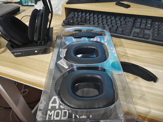 罗技（G）Astro A50 杜比7.1无线游戏耳机麦克风+无线基座 电脑PS4耳机 电竞话筒 内置音频控制器