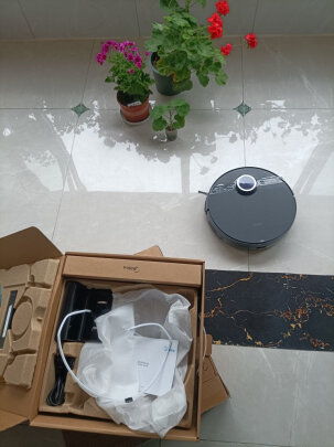 %title插图%num 美的(Midea)S8智能扫地机器人净菌扫拖电解水技术 震动拖地 高性能LDS激光导航红外感应避障 4000Pa大吸力