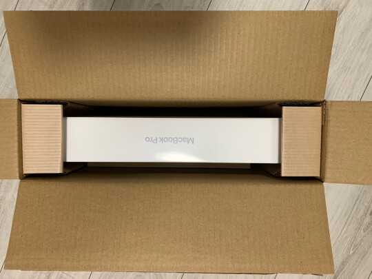 %title插图%num Apple MacBook Pro 13.3 八核M1芯片 16G 512G SSD 银色 笔记本电脑 轻薄本 Z11F