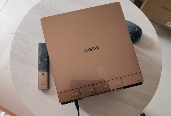 %title插图%num 极米 RS Pro 2晨曦金限定版 易烊千玺同款 4K 投影仪家用 投影机( 光学变焦 哈曼卡顿专利音响 画面自适应)