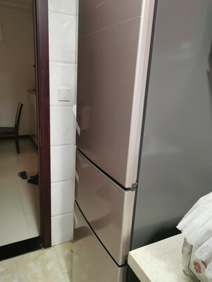 %title插图%num 海信(Hisense)220升三门冰三温区中门软冷冻小型家用冷藏冷冻节能省电低噪BCD-220D/Q
