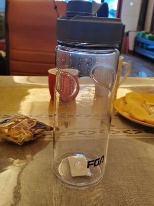 塑料水杯