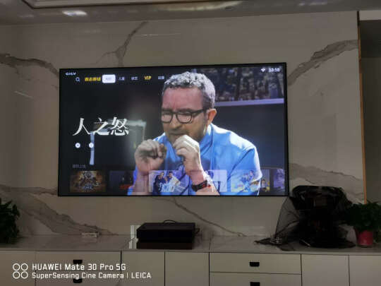 %title插图%num 峰米 激光电视4K Cinema Pro家庭影院投影仪家用投影机(含100英寸菲涅尔硬屏 2400ANSI流明 4K高清 超短焦)