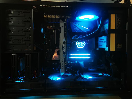 %title插图%num 银欣(SilverStone)极冻PF120一体式CPU水冷(三腔体设计/ARGB光效/镜面冷头/PWM风扇/支持INtel.AMD平台)