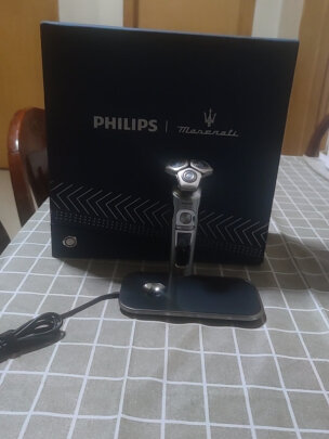 %title插图%num 飞利浦(PHILIPS)电动剃须刀刮胡刀胡须刀+电动牙刷护理套装S9188/88