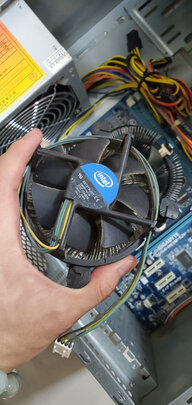 %title插图%num 酷冷至尊(CoolerMaster)夜鹰 CPU散热器(多平台/风冷/降噪风扇/压固式/附带硅脂)
