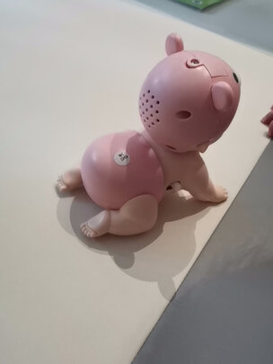 婴儿学爬玩具