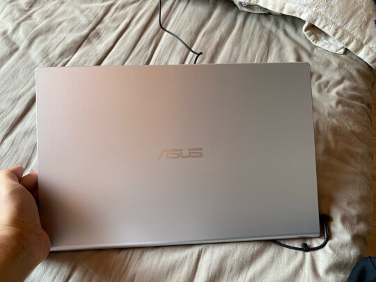 %title插图%num 华硕(ASUS) VivoBook15 2021版 11代酷睿i3 15.6英寸高清轻薄笔记本电脑(i3-1115G4 8G 512 低蓝光 WIN 11)银