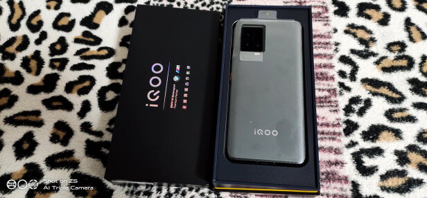 %title插图%num vivo iQOO 8 12GB+256GB 传奇版 120W闪充 骁龙888 独立显示芯片 KPL官方赛事电竞手机 双模5G全网通iqoo8