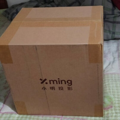 %title插图%num 小明 Q1 Pro 投影仪家用 投影机 卧室超高清便携投影(全向自动校正 自动对焦 远场语音)