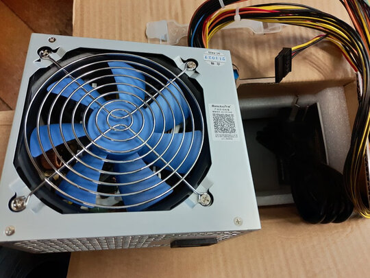 %title插图%num 航嘉(Huntkey)白牌400W 冷静王蓝钻电源(80PLUS白牌/封闭式防尘HDB蓝风扇/智能温控/单路30A/主动PFC)