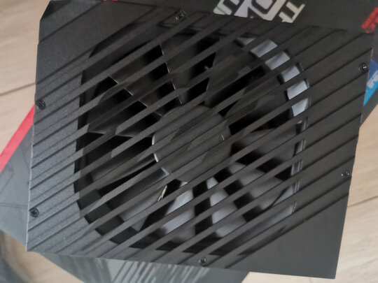 %title插图%num 华硕(ASUS)玩家国度ROG电源1200W(核心十年保修/白金牌认证/神光同步/OLED显示屏/全日系电容/含套线)