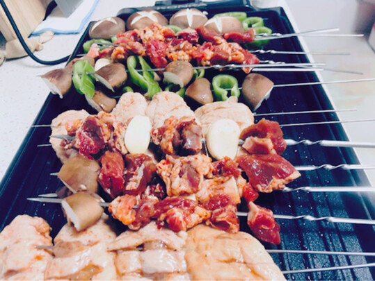 烤盘尺寸足够2~3使用了,主要是烤肉速度很快,不粘锅,不溅油,烤出赖哪