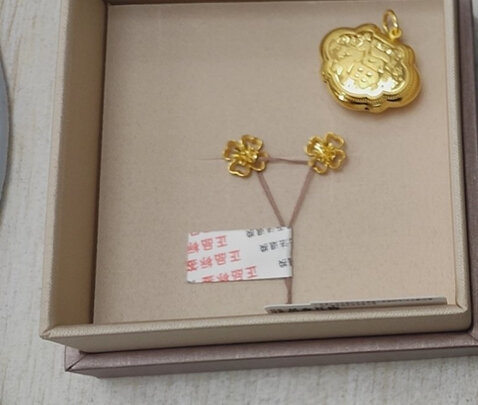黄金耳钉
