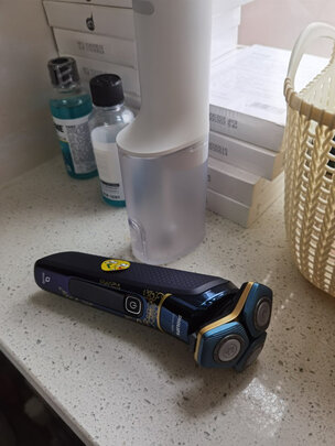 飞利浦（PHILIPS）电动剃须刀SkinIQ蜂巢7系蓝蜂巢肌能感应智能刮胡刀S7731【敏感肌适用】