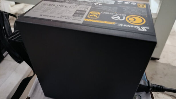 %title插图%num 海韵 (SEASONIC)游戏酷核CORE GM550电源 550W (80PLUS金牌半模/全日系电容/七年质保/14cm小身形/智能温控)