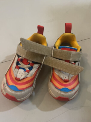 儿童运动鞋