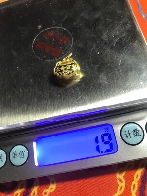黄金吊坠