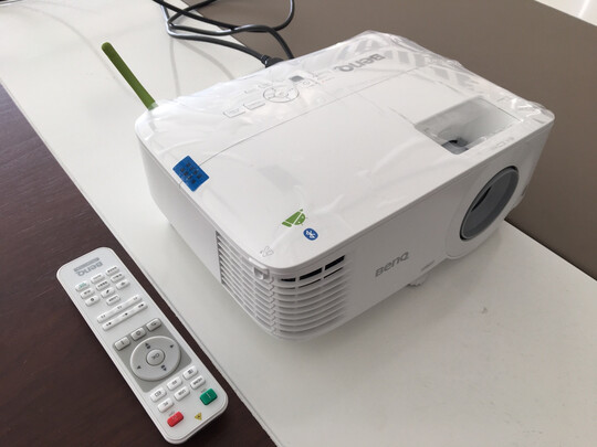 %title插图%num 明基(BenQ)E580 智能投影仪 投影机 投影仪办公(1080P全高清 3500流明 手机同屏 无线投影 多方视频会议)
